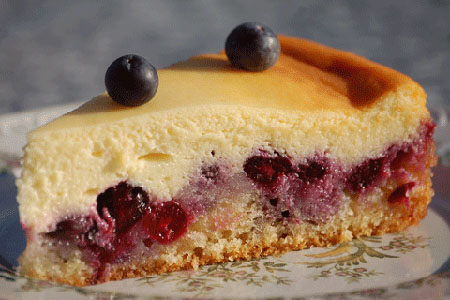 Käsekuchen mit Blaubeeren oder Heidelbeeren. Kuchenboden aus Rührteig