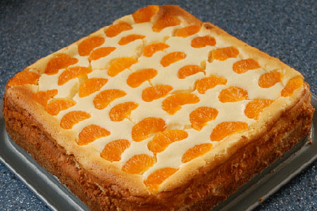 Käsekuchen mit vielen Mandarinen auf einem Mandelboden gebacken