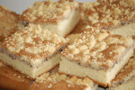 Nusskuchen auf dem Blech gebacken. Feiner Hefe-Nusskuchen mit Streuseln und Nussfüllung