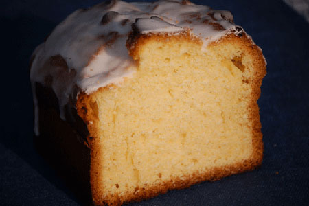 Sandkuchen mit Zitronen-Geschmack. Zitronen-Sandkuchen aus der Form