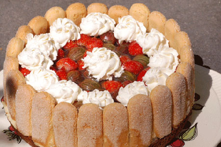 Torte mit Löffelbiskuit, Erdbeeren und Stachelbeeren